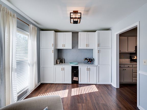 3rd image of 404 Summit Ridge Pl