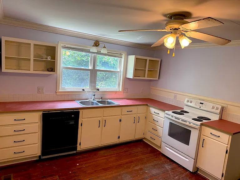 910 Orient St — Photo 4