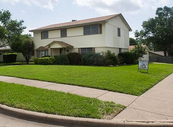 2nd image of 213 Harrington Cir