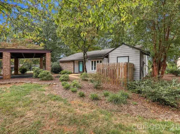 105 N Bermuda Run Dr, Advance, NC 27006