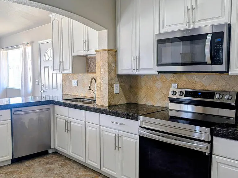 1016 W Manhatton Dr — Photo 5