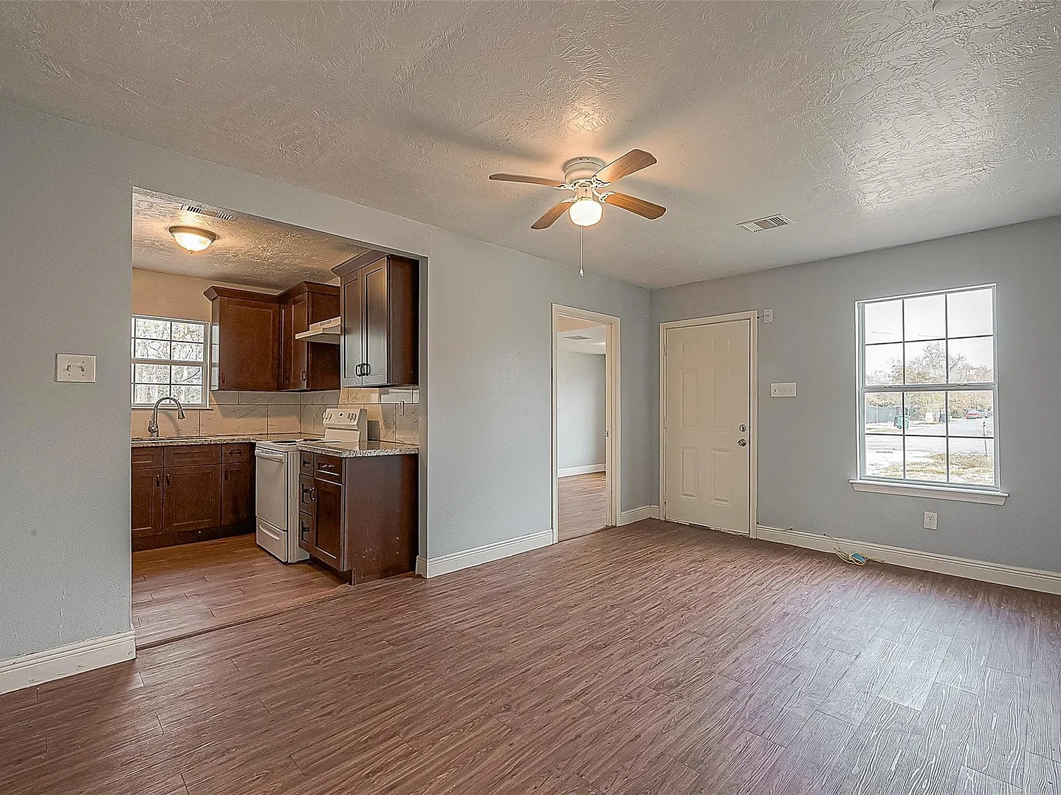 3 bed, 2.0 bath, 1001 sqft, $1,495 — Photo 3