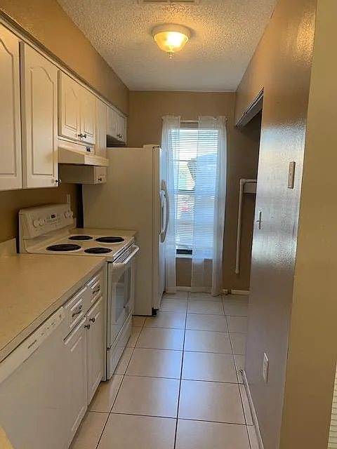 2 bed, 927 sqft, $1,600 — Photo 1