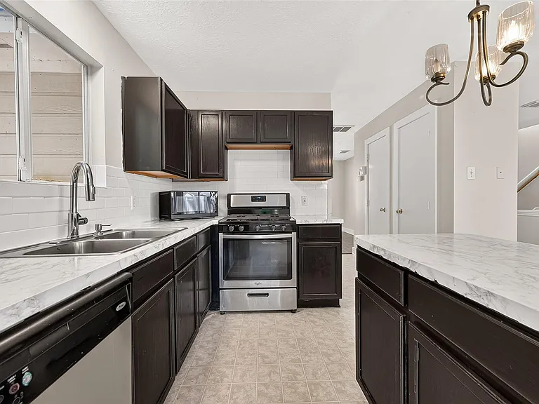 18174 Woodsdale Ct — Photo 14