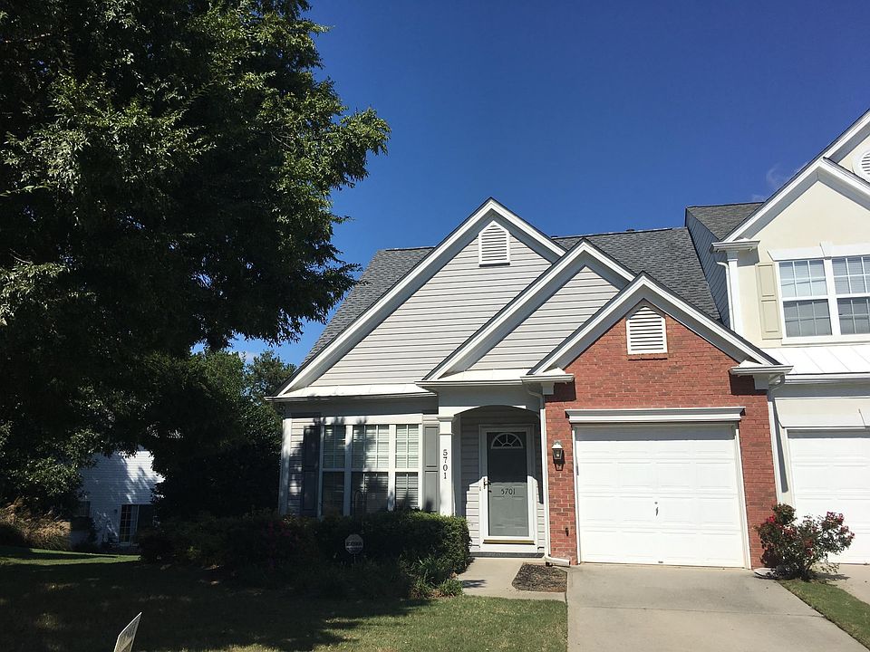 Beautiful End Unit with one car garage
