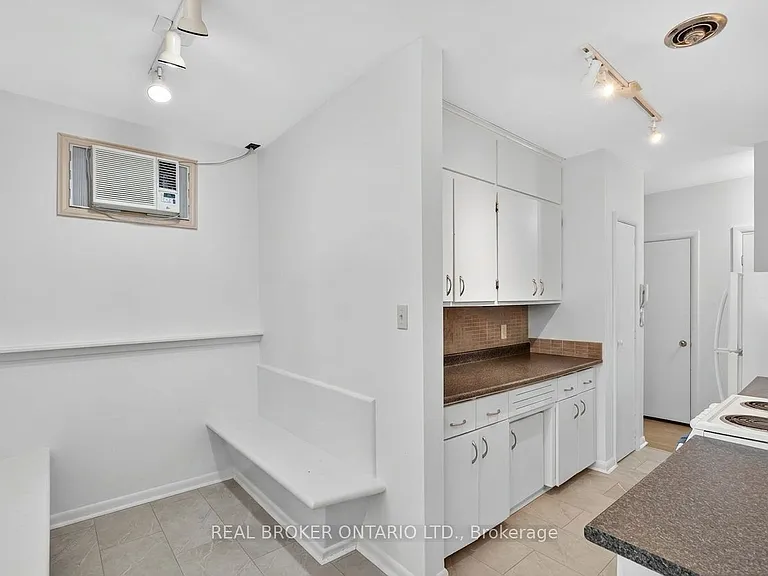 8 Westmount Dr S — Photo 3