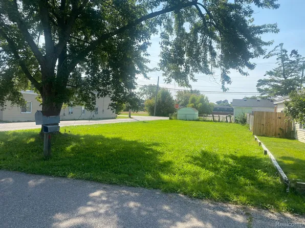 2921 Glenbroke St, Keego Harbor, MI 48320