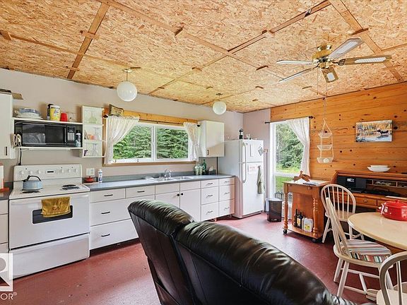 3rd image of 1301 Glen Haven Cres