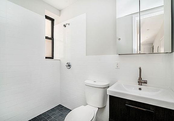 5th image of 490A Jefferson Ave #3R