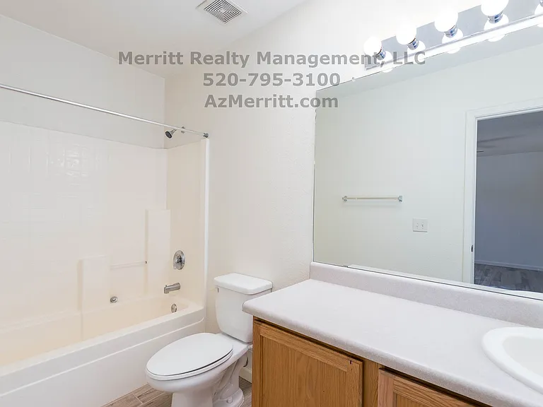 1204 N Winstel Blvd #8 — Photo 22
