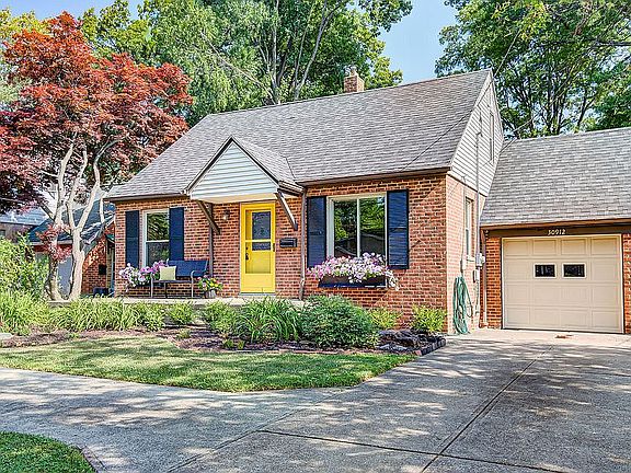 2nd image of 30912 Carlton Dr