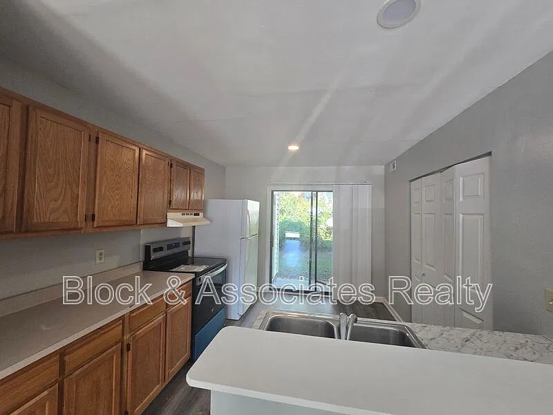 2 bed, 1.0 bath, $1,175 — Photo 3