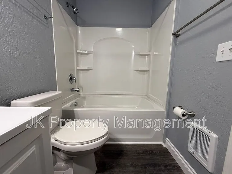 809 15th St #301 — Photo 9