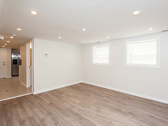 5th image of 3604 W Roscoe St Unit G