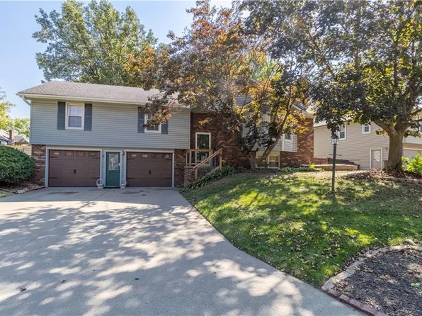 4922 Woodfield Dr, Saint Joseph, MO 64506