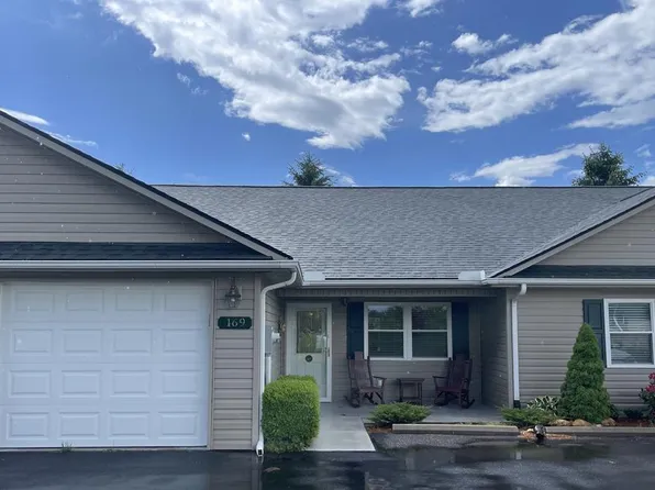 169 Fairway Villa Dr, Fancy Gap, VA 24328