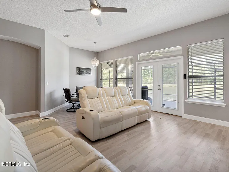 1816 Creekwood Ln — Photo 12