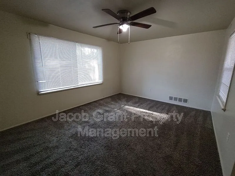 4 bed, 1.0 bath, 1200 sqft, $1,350 — Photo 4