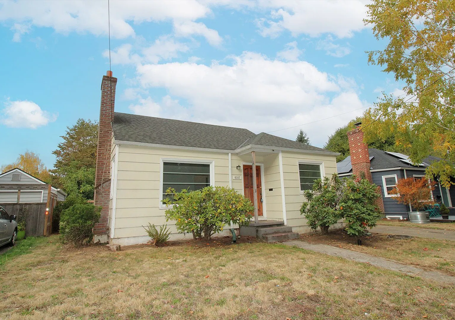 Updated 3 Bedroom 1940's Concordia Ranchalow Across from Fernhill Park — Photo 1