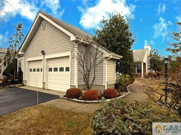39 Edinburgh Dr, Monroe Township, NJ 08831