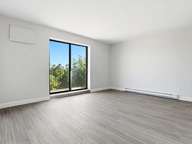 666 Chippawa St — Photo 6