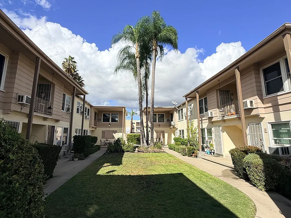 12365 Magnolia Blvd #10