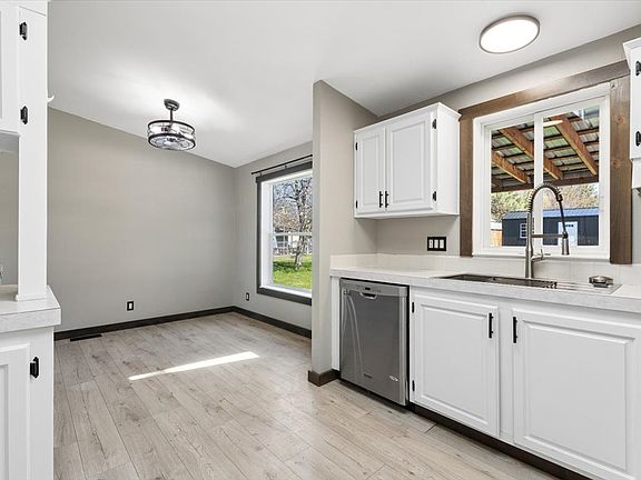 5th image of 261 Gateway St
