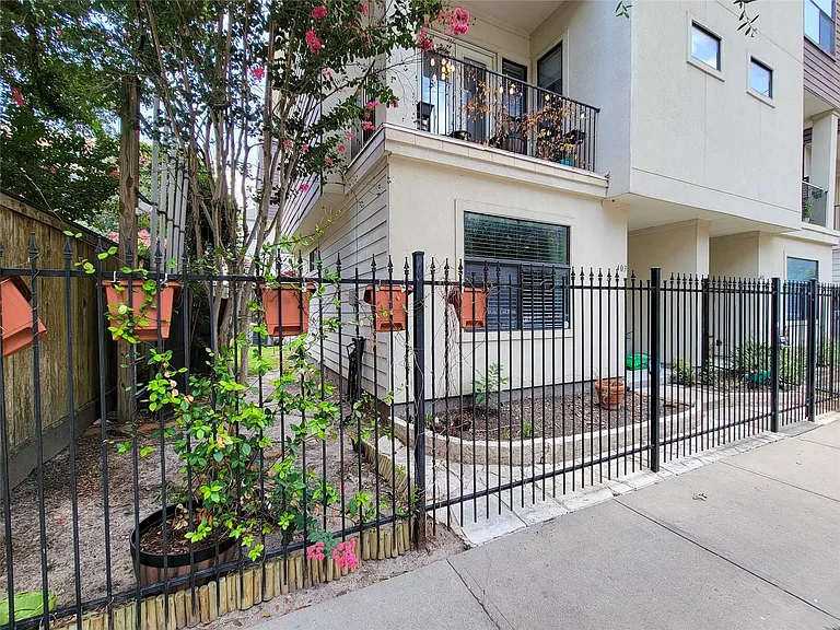 403 Jackson Hill St — Photo 4