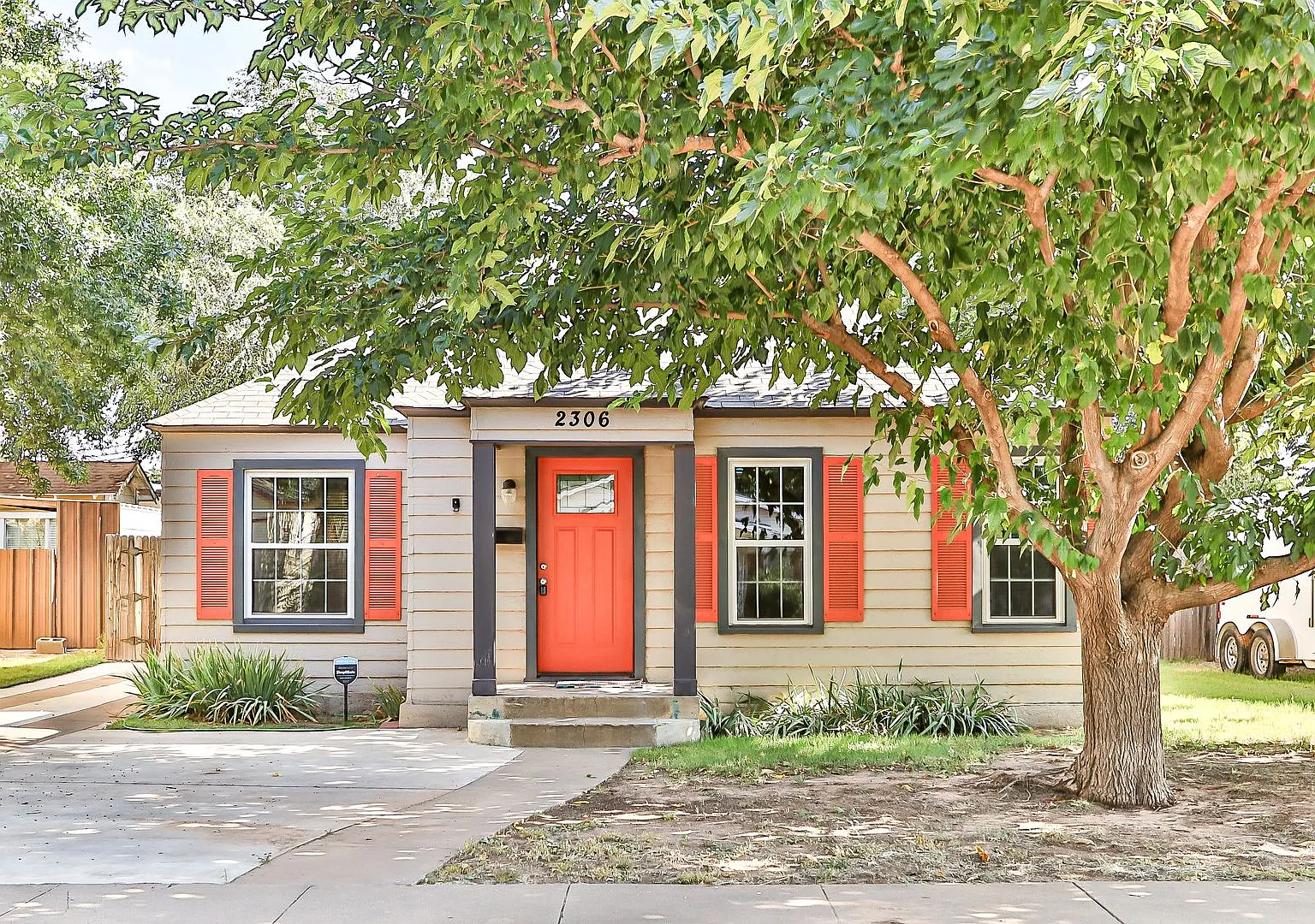 2/1 For Lease - Blocks From Campus — Photo 2