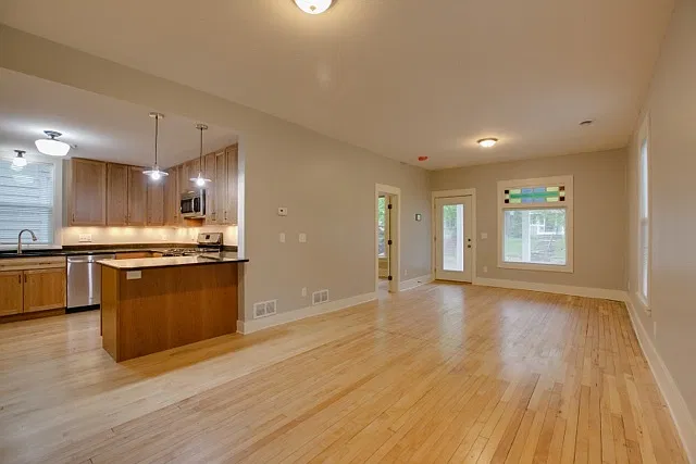 Fully updated house just steps to shopping and restaurants — Photo 4