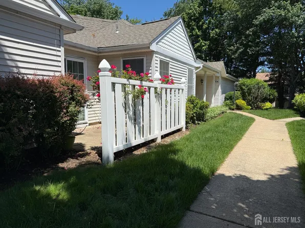 306 Kinglet Dr, Monroe Township, NJ 08831