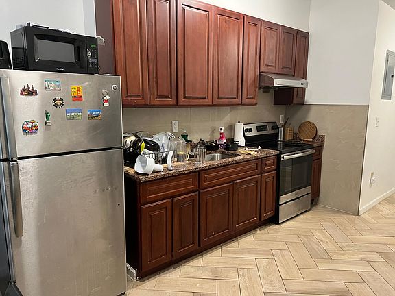 4th image of 1419 W Stiles St #1