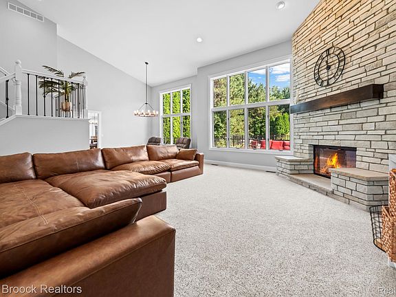 5th image of 6827 Strawberry Ln