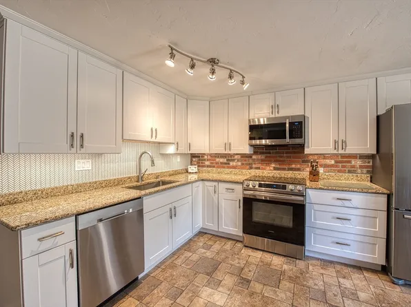 169 Norton Ave APT 4, South Easton, MA 02375