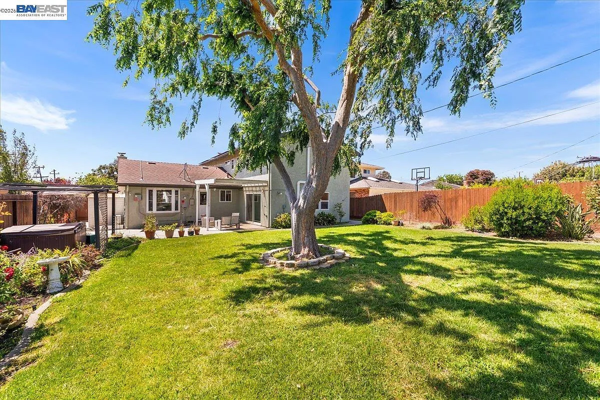 4 bed, 2226 sqft, $5,100 — Photo 2