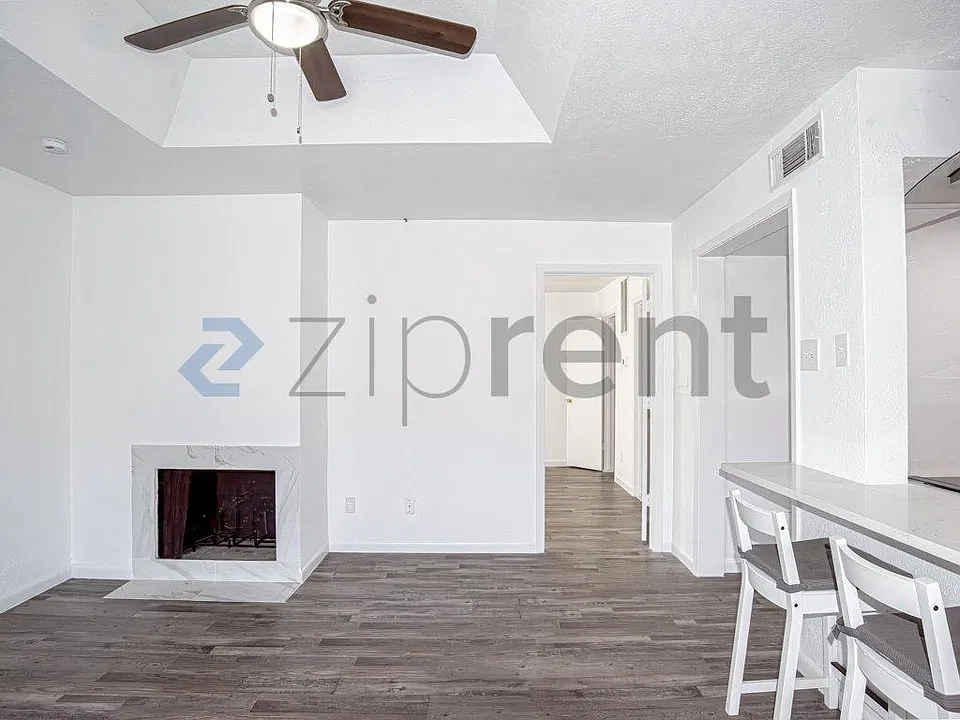 4317 Hartford St #204