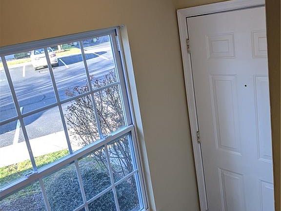 4th image of 101 Windsor Ln