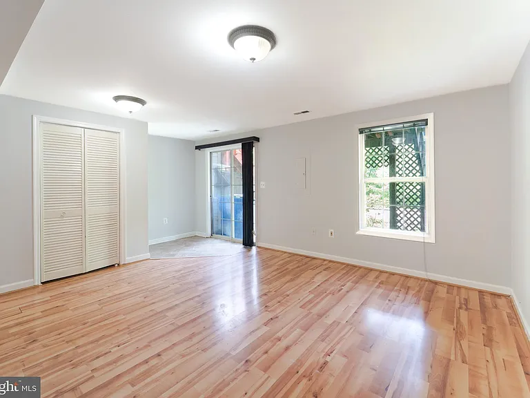 413 Lakeview Ct — Photo 28