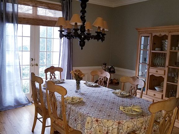 Dining room adjacent to kitchen