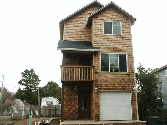 2nd image of 802 SE Oar Ave
