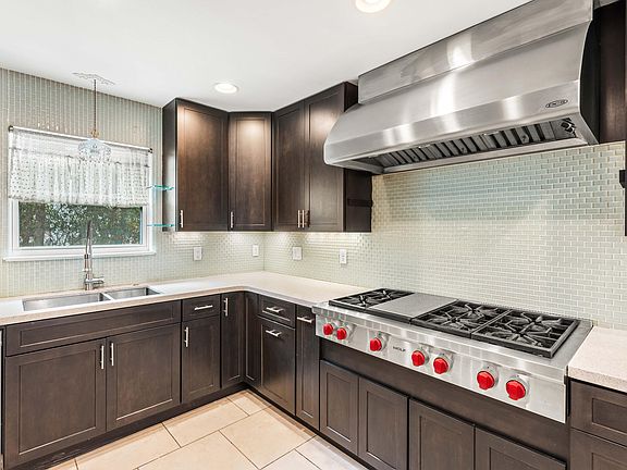 5th image of 611 Benning Dr