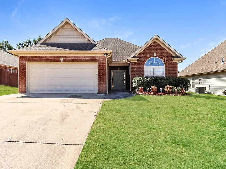 2045 Highview Way — Photo 1