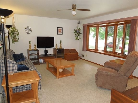 3rd image of 801 Chester Pl