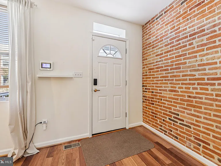 49 E Heath St — Photo 9