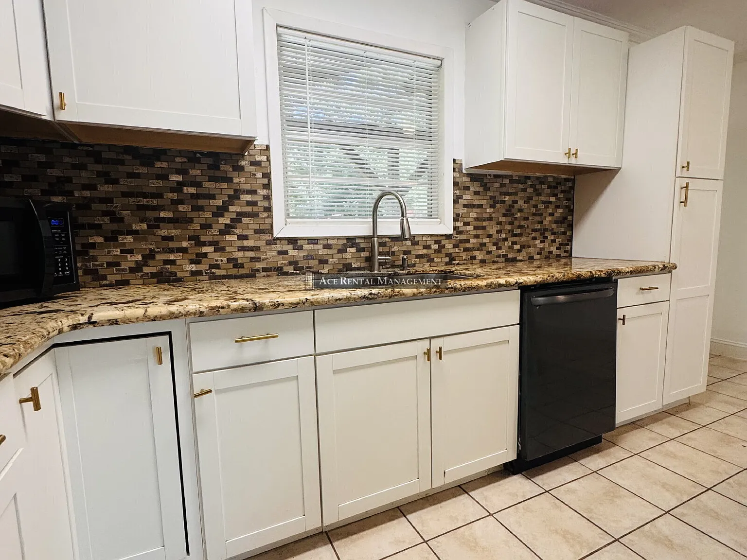 Beautiful 3-Bedroom | 2 Bathroom Single Family Home for Rent in Nederland, TX — Photo 4