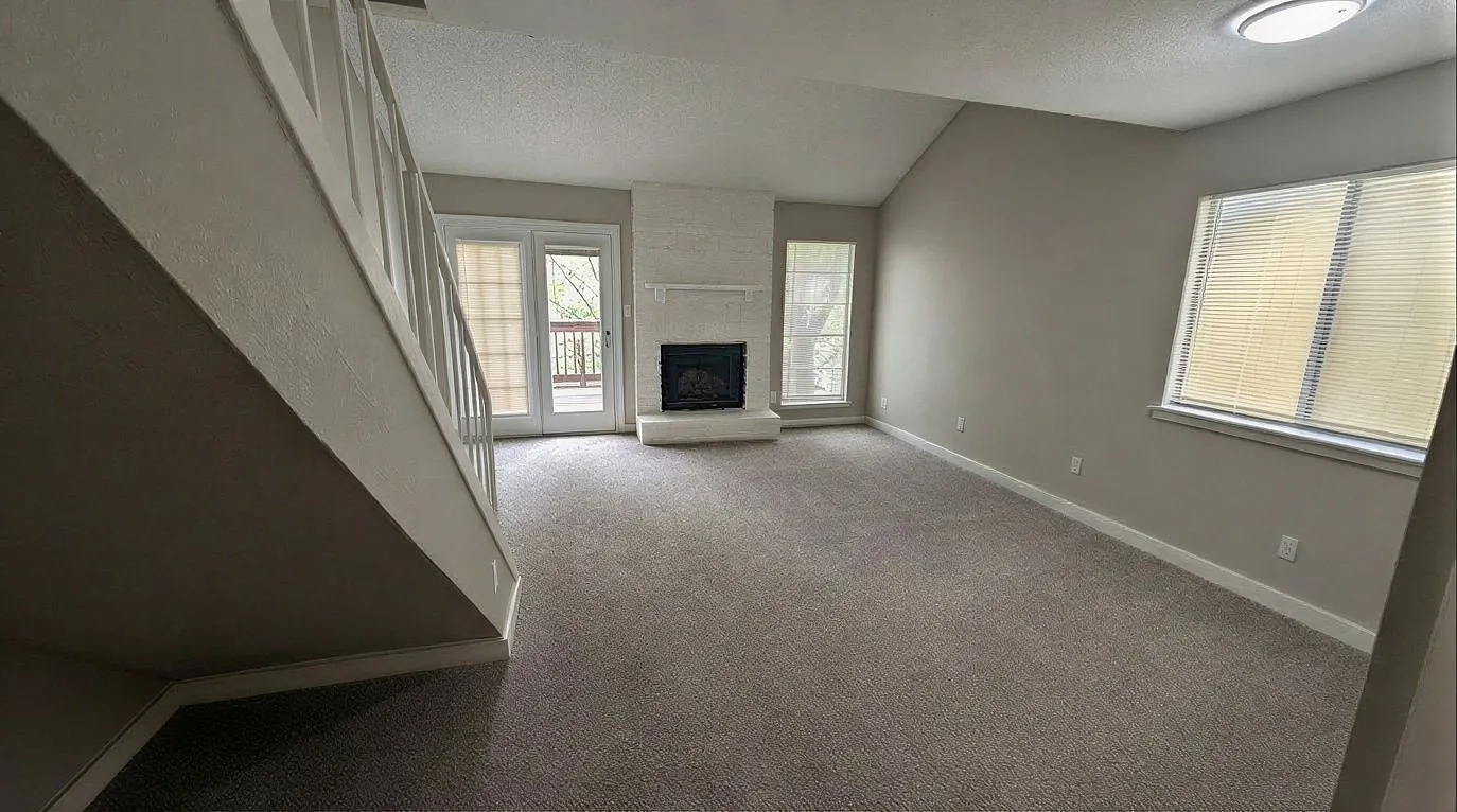 2 bed, 1.5 bath, 2152 sqft, $1,295 — Photo 2