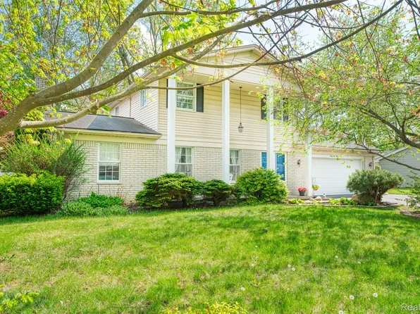 4231 Stanley Ct, Waterford, MI 48329