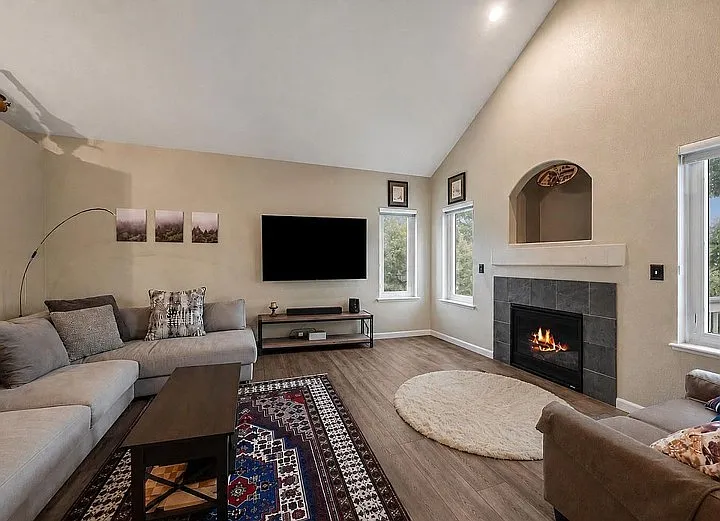 4 bed, 2384 sqft, $3,995 — Photo 3