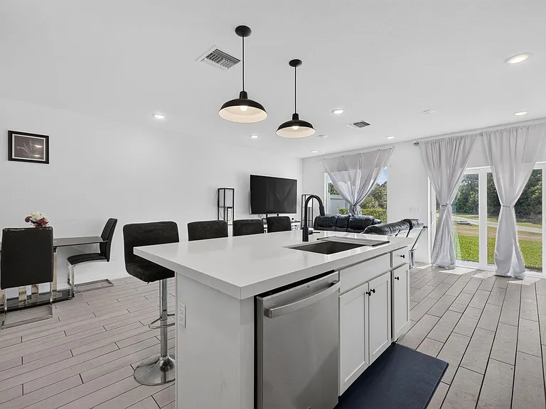 608 NE Waters Edge Ln — Photo 10