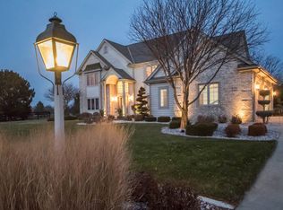 W292N3402 Summerhill Rd, Pewaukee, WI 53072
